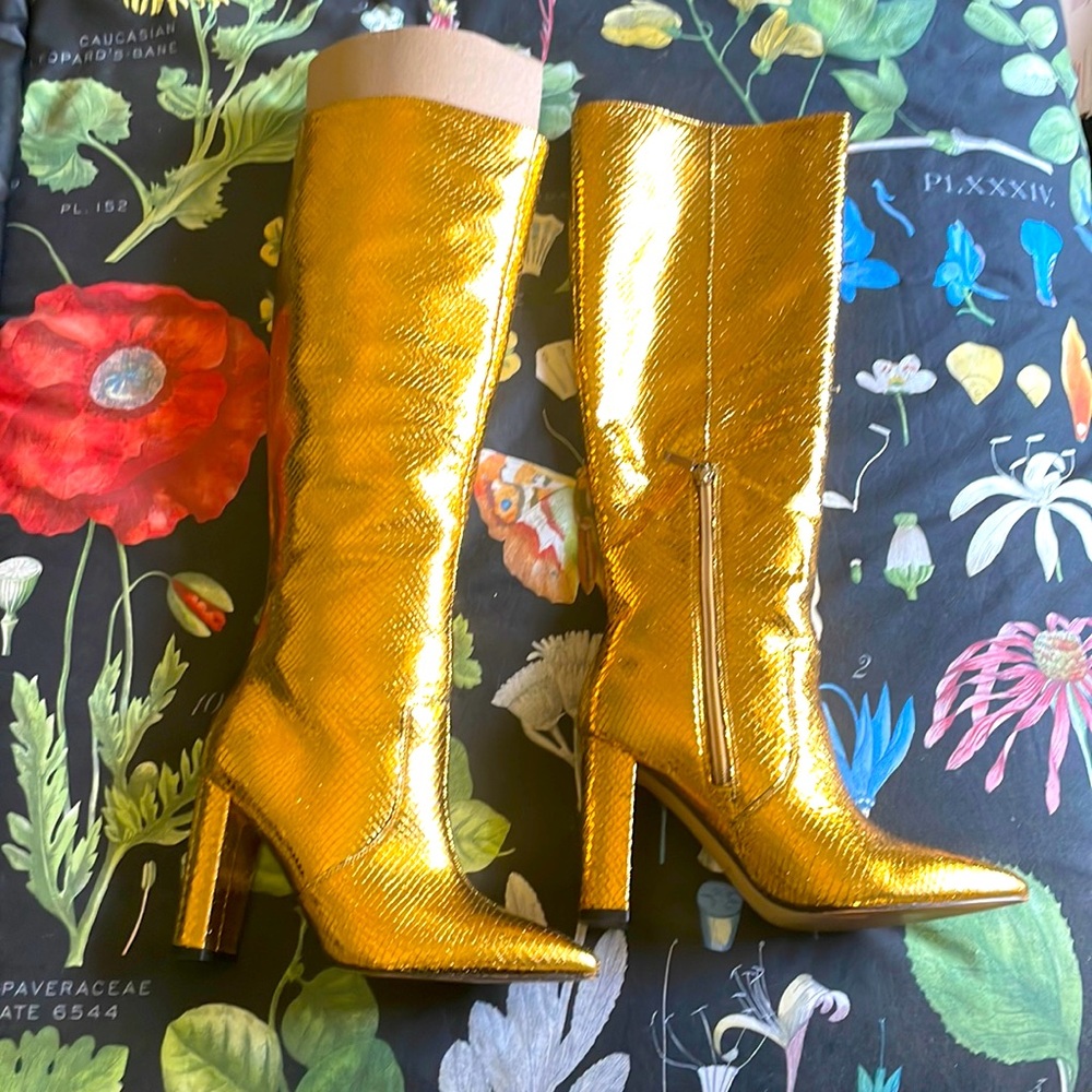 Marc Fisher size 6 Gold booties, Giancarlo